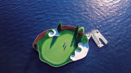 World's first floating golf - PHOTO+VIDEO