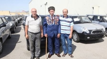 Səlim Müslümov maşın payladı