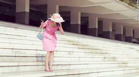 Retro femmes fatales take over Paris racetracks - PHOTO