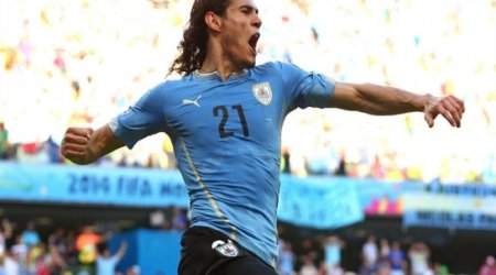 PSG star Cavani brushes off Man Utd talk