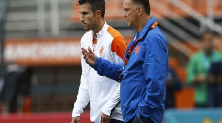 Van Persie to miss start of season