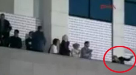 Prezidentin oğlu eyvandan yıxıldı - VİDEO