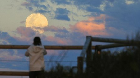 Photos of the 'supermoon-set' as it dips behind the Earth - PHOTO