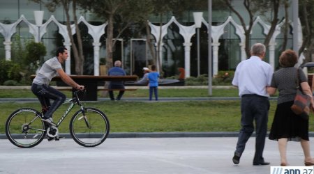 Cyclists on Baku streets - PHOTO