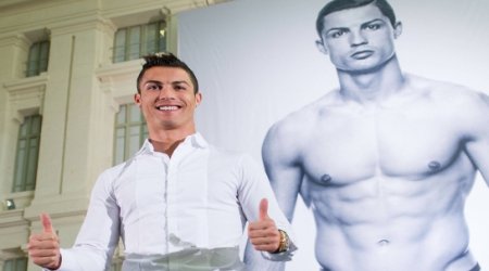 Cristiano Ronaldo completes challenge in underpants, nominates stars