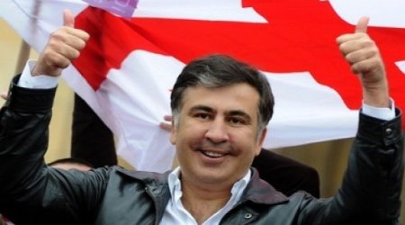 Gürcüstan Saakaşvilinin nimdaş paltarlarını qaytardı