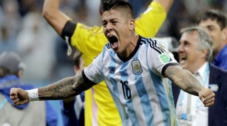 Manchester United sign Marcos Rojo for £16m on five-year deal