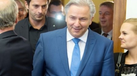 Berlin's embattled mayor Klaus Wowereit to quit