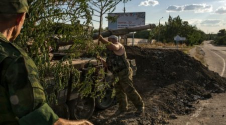 Praising rebels, Putin toughens tone on Ukraine