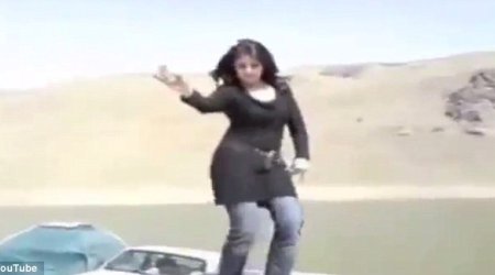 Iranian woman breaks strict Muslim laws and takes off her off hijab - PHOTO+VIDEO