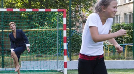 Birinci xanım futbol oynadı - VİDEO