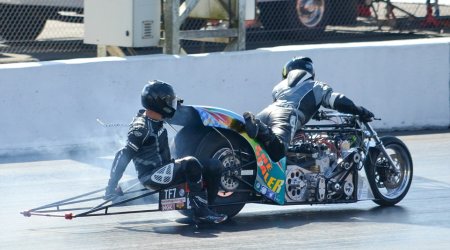 Drag racer clings onto opponent's motorbike - PHOTO+VIDEO