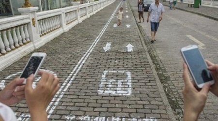 'Phone lane' for texting pedestrians