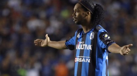 Ronaldinho misses penalty on Mexican debut - VIDEO