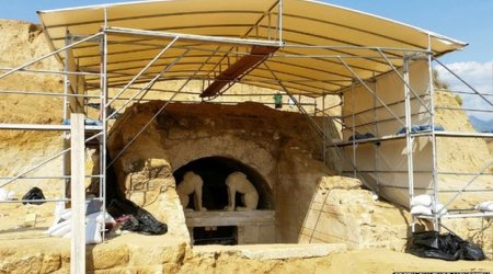 Greeks captivated by Alexander-era tomb at Amphipolis - PHOTO