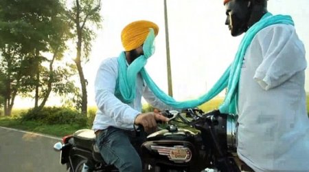 Daredevil motorcyclist wraps his turban while a riding motorbike - VIDEO