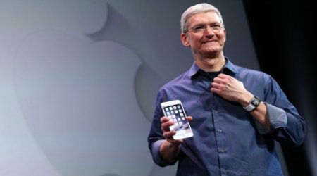 Apple CEO Cook Goes From Record Sales to IPhone Stumbles