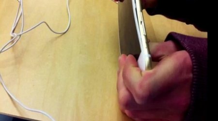 Now kids are bending iPhones in Apple stores - VIDEO