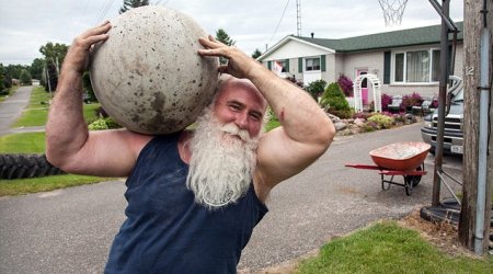 The world's strongest priest who has broken 19 powerlifting records - PHOTO+VIDEO