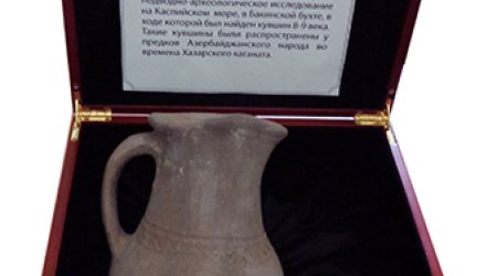 İlham Əliyev muzeyə saxsı qab hədiyyə etdi - FOTO