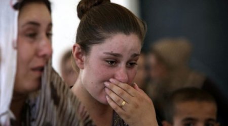 İŞİD yaraqlıları zorladıqları qızları bazarda satır