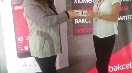 Subscribers receive gifts at Bakcell's new customer service center - PHOTO