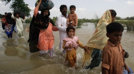 Azerbaijan distributes food among Pakistani flood victims