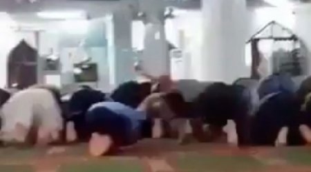 Namaz qılanda bir-birinə təpik atdılar - VİDEO