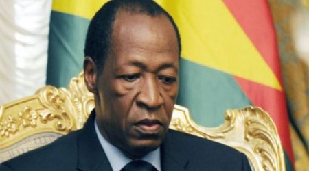 Etirazçılar prezidenti devirdilər