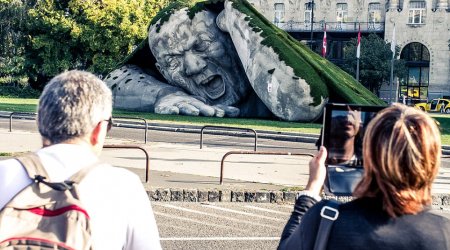 Budapest unveils bizarre oversized sculpture of man - PHOTO