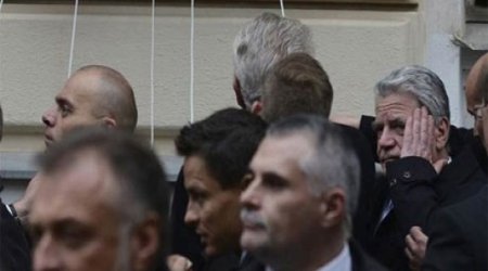 Ruspərəstliyinə görə prezident yumurta atəşinə tutuldu - FOTO