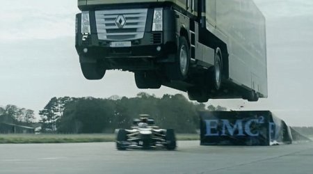 16-tonne transporter JUMPS over moving F1 car - PHOTO+VIDEO