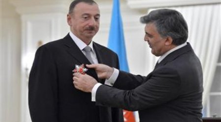 President Gül presents medal of honor to Aliyev