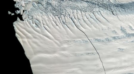 City-size iceberg drifting away from Antarctica