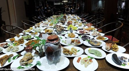 Artist breaks world record with 142 plates of sculpted meals, made entirely of rock - PHOTO