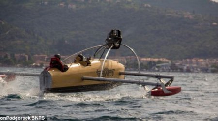 High-speed powerboat inspired by WW1 planes - PHOTO+VIDEO