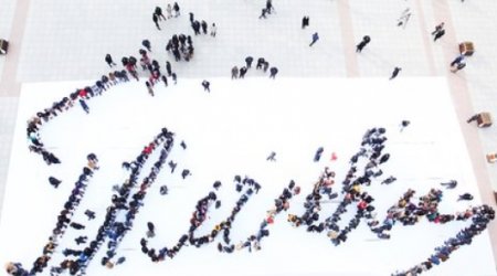 Flash mob forms president's signature