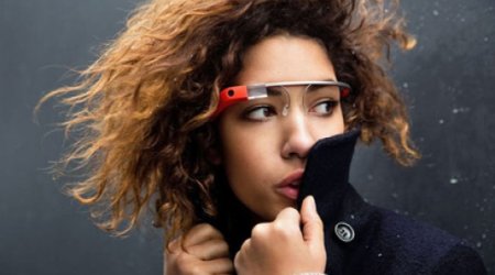 Google Glass takes photos by winking