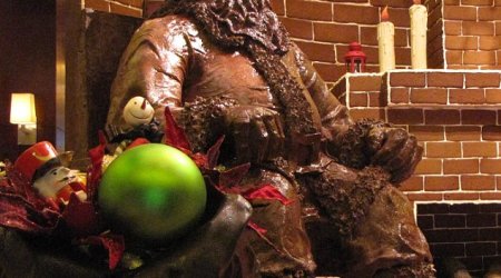2.4 million calorie Santa goes on display, made entirely of dark chocolate - PHOTO