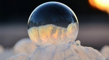 Photographer captures intricate patterns of ice in bubbles moments - PHOTO