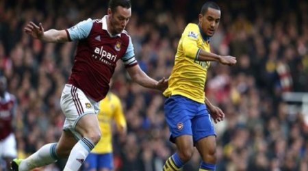 Walcott double puts Arsenal top at West Ham