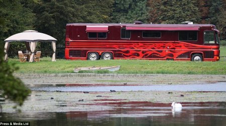 Motorhome that costs £8,000 a night - PHOTO