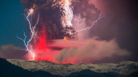 Lightning storm breaks out amid volcanic eruption ash cloud - PHOTO