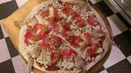 Snake pizza - would you? - PHOTO