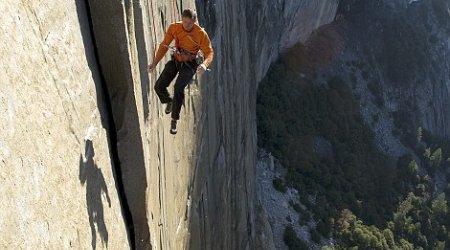 Extreme couple who pitch their tents off cliff - PHOTO