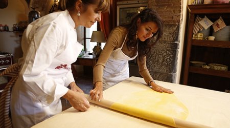 Nargiz Pashayeva's daughter in kitchen - PHOTO+VIDEO