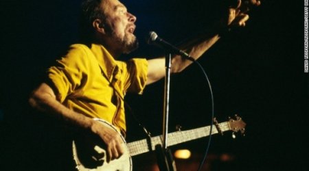 Legendary folk singer Pete Seeger dies at 94