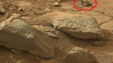 Has Nasa's Curiosity rover spotted a UFO on MARS?
