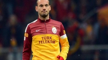 Wesley Sneijder Lays on Goal-Scoring Chance at Galatasaray with His Bottom - VIDEO