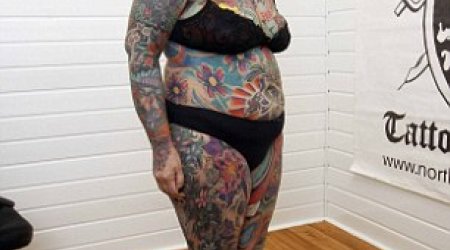 Woman spent more than 416 hours covering her entire body in tattoos - PHOTO